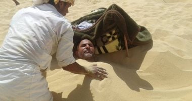 التداوى بالطبيعة ينعش موسم السياحة العلاجية فى واحة سيوة.. حمامات رمال جبل الدكرور أحد أسرار الطبيعة المتوارثة عن الفراعنة لعلاج أمراض العظام المزمنة.. تخفيف آلام الروماتيزم والروماتويد وآلام المفاصل لمدة عام عملية الدفن للعلاج برمال جبل الدكرور - سيوة