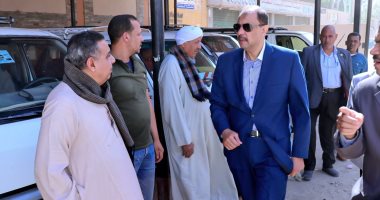 محافظ سوهاج يعلن فتح باب تراخيص السيارات الأجرة لتخفيف التكدس بالمواقف