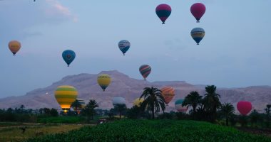 لقطات لا تُنسى.. انطلاق رحلات البالون الطائر فوق معابد وادي الملوك بالأقصر