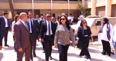 وزيرة التضامن توجه بدراسة كل الأوضاع القانونية للأبناء بدار الدفاع الاجتماعى جانب من زيارة وزيرة التضامن لمجمع حياة بالجيزة