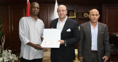 محافظ بنى سويف يكرم "عم طارق" بطل واقعة مزلقان كوبرى السادات.. فيديو