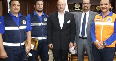تكريم مسعف وسائق أعادا مبلغ 1.5 مليون جنيه كان بحوزة مصابة.. فيديو جانب من التكريم