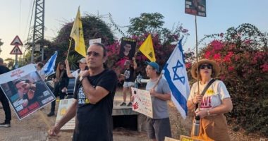 أهالى الرهائن يتظاهرون أمام منازل وزراء الاحتلال ويوجهون رسالة لنتنياهو مظاهرات ضد نتنياهو فى اسرائيل