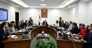 رئيس الوزراء يُتابع الإجراءات والموقف التنفيذي لمشروعات تحلية مياه البحر رئيس الوزراء