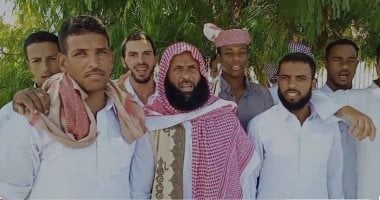 غدر الصحاب.. القضاء يسدل الستار على قضية خطف تاجر وخطفه لسرقة أمواله بالبحيرة.. جنايات دمنهور تحكم بالإعدام على 4 متهمين منهم زوجة المتهم الأول.. وأهالى المجنى عليه يحتفلون بالحكم أمام مقر محكمة الجنايات الأهالي