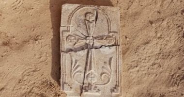 علماء الآثار يكتشفون صليبًا مسيحيًا في أبو ظبي عمره 1400 عام