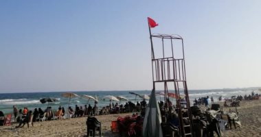 بعد حادث غرق "أبوتلات".. رفع الراية الحمراء بشواطئ العجمى لليوم الثانى