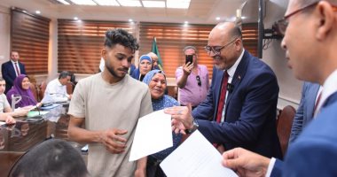 وزير العمل ومحافظ القليوبية يسلمان عقود عمل لذوى الهمم لدمجهم في السوق