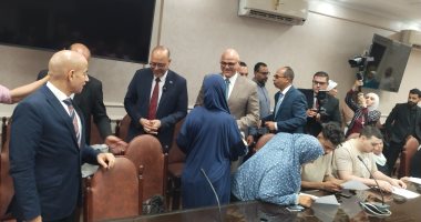 وزير العمل ومحافظ القليوبية يسلمان 30 عقد عمل للشباب والفتيات وذوي الهمم