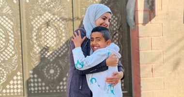 مريم أبو دقة مع ابنها 