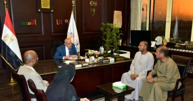 محافظ الأقصر يلتقي الأسر المتضررة من حريق بمنطقة الكرنك ويوجه بالدعم الكامل