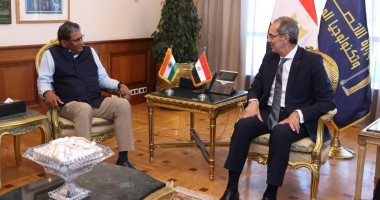 وزير الاتصالات يبحث مع سفير الهند تعزيز التعاون فى مجالات التعهيد 