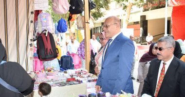 رئيس جامعة سوهاج يفتتح معرض "أهلا مدرستى" ويشيد بتنوع المنتجات وأسعارها المخفضة