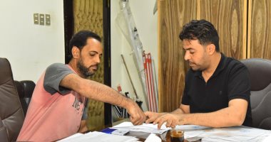 تسليم الدفعة الثانية من تعويضات أهالى مساكن الإيواء بعرب المدابغ فى أسيوط