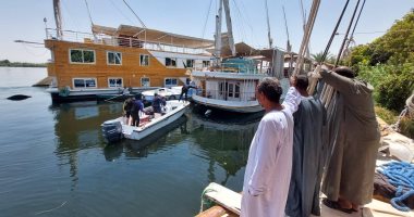 فرق الإنقاذ النهرى بإسنا تبحث عن جثمان شاب غرق خلال صيانة دهبية نيلية.. صور