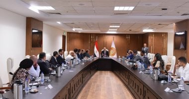 وزير العمل خلال الاجتماع