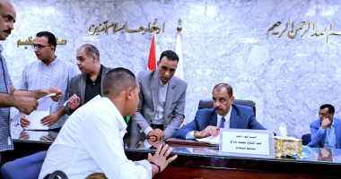 محافظ سوهاج يستمع إلى مطالب وشكاوى المواطنين فى اللقاء الجماهيرى