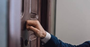 تفسير حلم الطرق على الباب.. خبر منتظر أو فرصة جديدة