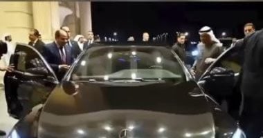 زيارة أخوية.. محمد بن زايد يقود سيارة الرئيس السيسى بمطار العلمين.. فيديو محمد بن زايد والرئيس السيسى