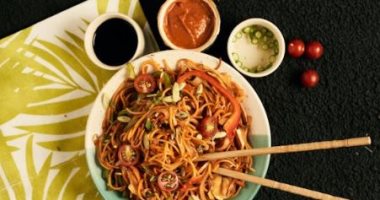 طريقة عمل نودلز الخضار بصوص زبدة الفول السوداني