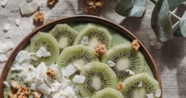 حاربي حرارة الصيف بمثلجات طبيعية بالعنب والكيوي.. استغلي فاكهة الموسم