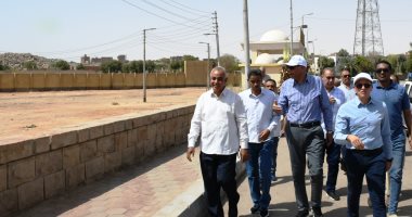 محافظ أسوان يوجه بإقامة كرفانات ومحلات خفيفة لإحياء منطقة أرض المعارض