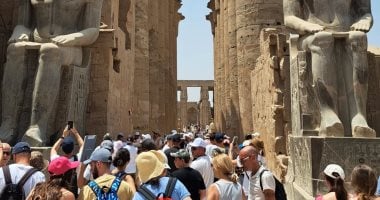 سياح العالم يتحدون حرارة الأقصر ويكتشفون سحر الحضارة الفرعونية.. صور أفواج مبهجة فى معابد الأقصر