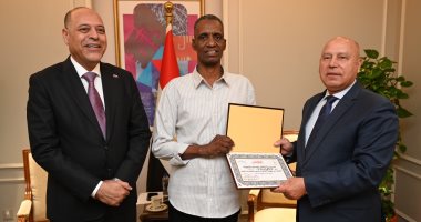 وزيرا الصناعة والنقل والعمل يكرمان عامل مزلقان السادات