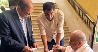 لفتة إنسانية.. قاض يساعد مسن على التصويت بانتخابات الشيوخ بالأقصر.. فيديو وصور
