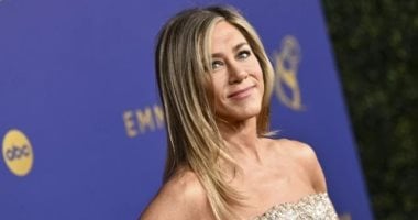 جينيفر أنيستون تؤدي دورين في مسلسل مقتبس عن مذكرات I’m Glad My Mom Died