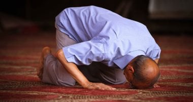 ما حكم الصلاة في البيت باستثناء الجمعة والفجر؟.. أمين الفتوى يجيب