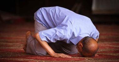 هل التحدث مع الله أثناء السجود يبطل الصلاة؟ أمين الفتوى يجيب