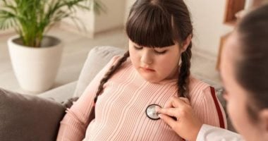 تعرضت لعملية لا رجعة فيها.. أستاذ جراحة يعلق على فيديو تكميم معدة لطفلة سمنة الأطفال