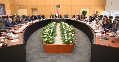 وزير الصناعة يبحث مع وزيرى قطاع الأعمال العام والزراعة سبل تعظيم زراعة الكتان