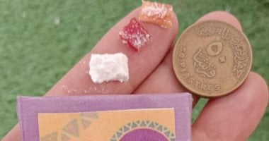 سمسمية وفولية كمان.. منى صممت حلوى المولد النبوى بحجم العملات المعدنية