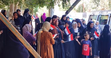 بعلم مصر.. مسيرة نسائية بالأقصر للمشاركة في التصويت بانتخابات الشيوخ.. فيديو