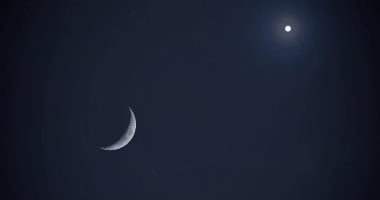 مشاهد بالعين المجردة.. الليلة اقتران القمر مع النجم السماك الأعزل