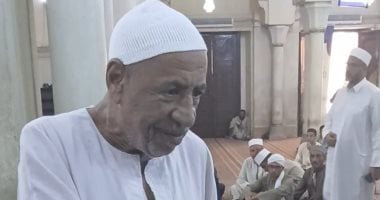نفحات المسابقة.. مسن يوزع حلوى على المتسابقين بـ"دولة التلاوة" بقنا.. فيديو