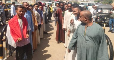 شاب يرتدى علم مصر فى طابور للتصويت بجولة الإعادة بانتخابات مجلس الشيوخ