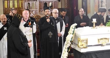 وصول جثمان الإعلامي عاطف كامل الي كنيسة مارمرقس بمصر الجديدة جنازة عاطف كامل