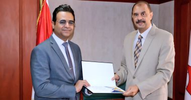 محافظ سوهاج يكرم وكيل الصحة و9 من مديرى الوحدات الصحية بعد الحصول على الاعتماد