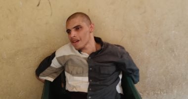 معاناة شاب 33 عاما يعانى من مرض ذهنى محجوز داخل غرفة منذ 23 عاما.. ووالدته: أضع له الطعام والشراب من خلف شباك حديد.. ووزيرة التضامن تستجيب وتقرر نقله لدار رعايه مناسبة عقب إجراء التقرير الصحى والنفسى له.. صور المريض