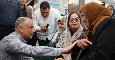 عقب لقائه بها فى مستشفى فايد التخصصى.. محافظ الإسماعيلية يستجيب لطلب سيدة