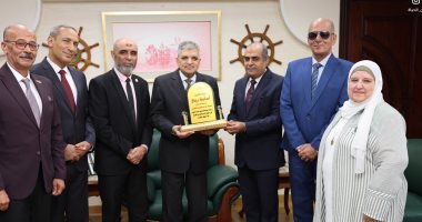 رئيس هيئة قناة السويس يكرم أوائل الثانوية العامة والإعدادية من أبناء مدارس الهيئة