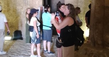 المنيا تستقبل أفواجًا سياحية لزيارة المناطق الأثرية