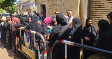 توافد نسائى كبير على التصويت فى الإعادة لانتخابات مجلس الشيوخ بالكرنك.. صور