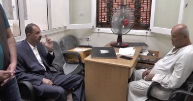 محافظ سوهاج يكتشف تغيب موظف وجلوس مواطن مكانه..والأخير: بمشى الشغل جدعنة المواطن على مكتب الموظف المتغيب أمام المحافظ