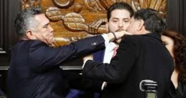 مشاجرة وضرب فى برلمان المكسيك بسبب نقاش حول تدخل أمريكا العسكرى لمكافحة المخدرات برلمان المكسيك
