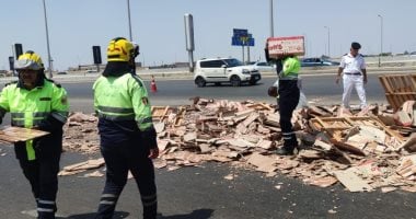 سقوط حمولة سيراميك أعلى مقطورة بالطريق الأوسطى فى الشروق
