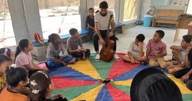 غزة تعزف رغم الانكسار.. شباب من قلب المعركة يجعلون من الموسيقى والرسم والقراءة علاجا جماعيا للأطفال..يمنحهم متنفسا آمنا وسط صخب الحرب.. ويزرع فيهم شعورا بأن الحياة يمكن أن تستمر رغم الصعوبات غزة تعزف رغم الانكسار